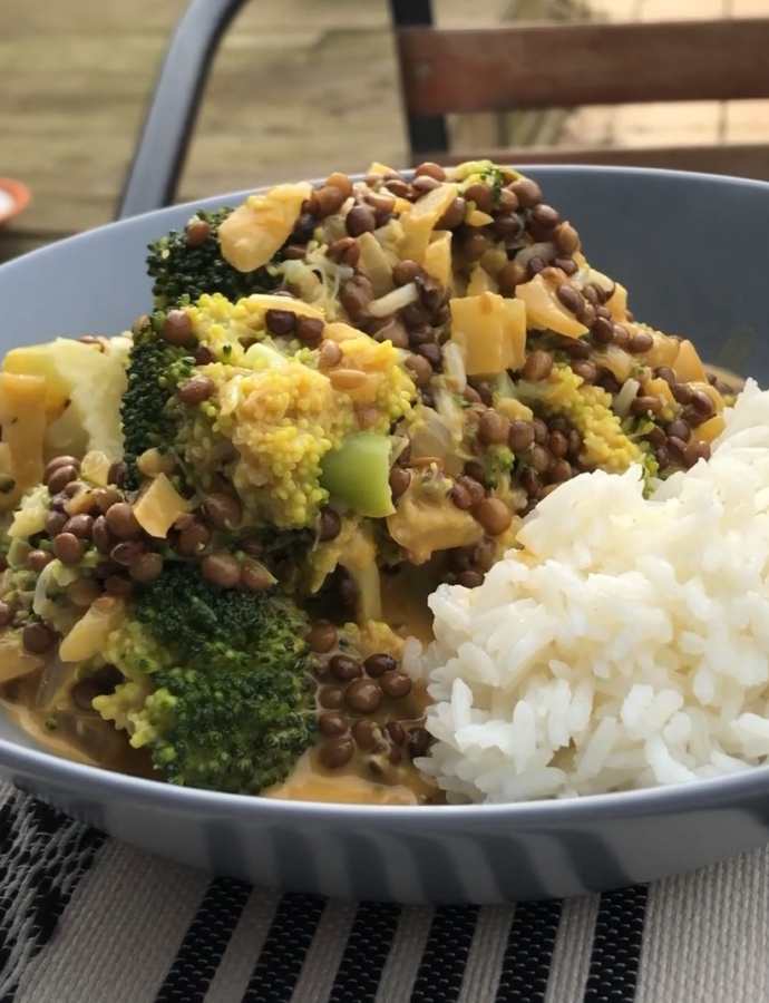 Curry met linzen en broccoli